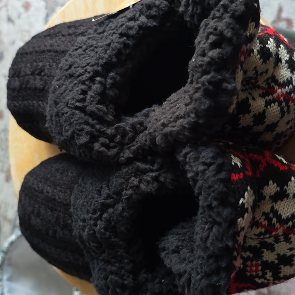MUK LUKS BRAND WOMENS BLACK & RED SLIPPERS SIZE SMALL 5-6 - Picture 3 of 13